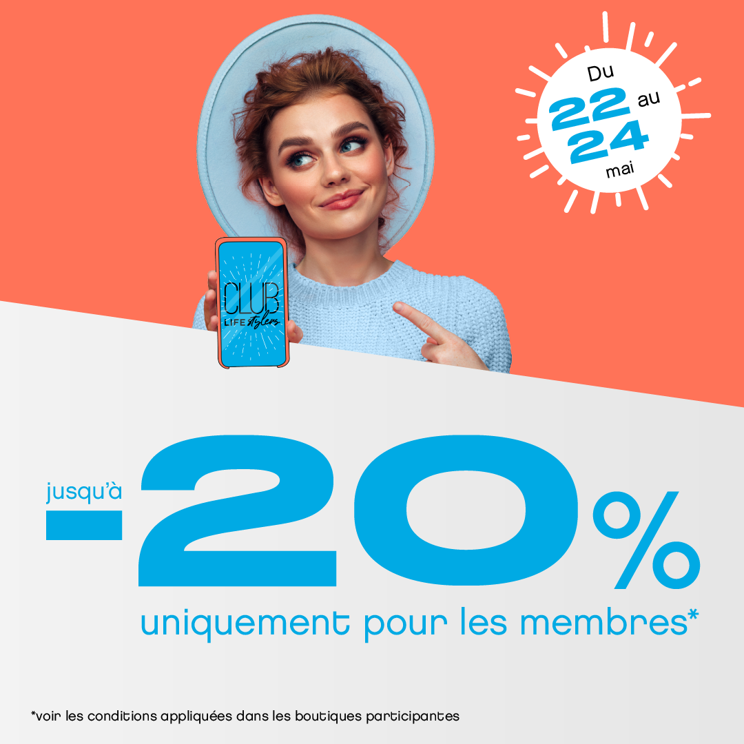 femme qui tient son téléphone