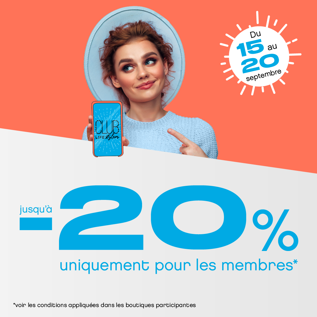 femme qui tient son téléphone