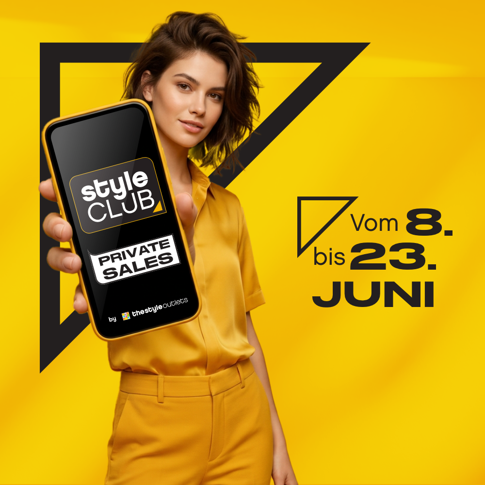 Frau, die das Telefon hält