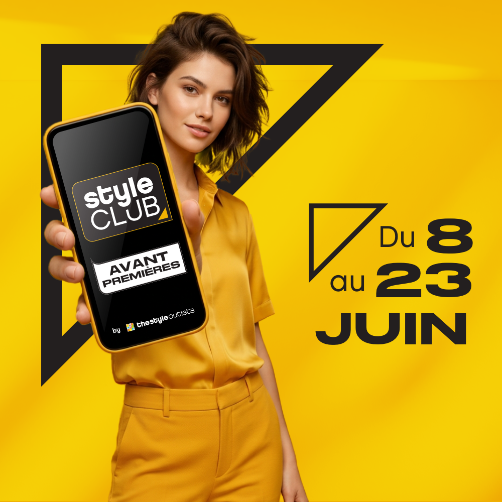 femme qui tient son téléphone