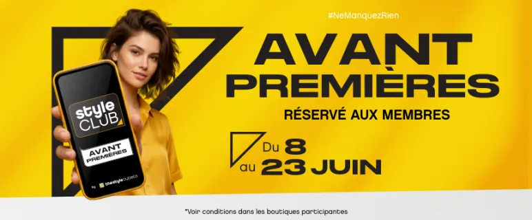 femme qui tient son téléphone