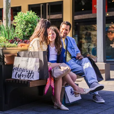 famille sur un banc