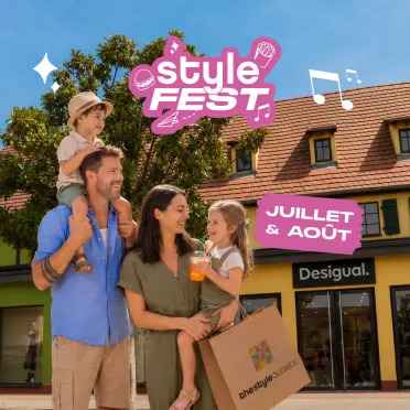 famille faisant les boutiques
